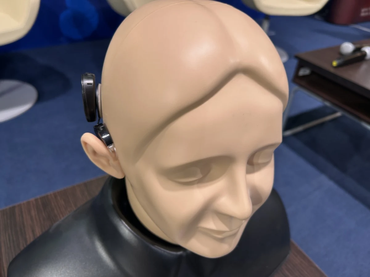 Najmniejszy na świecie implant słuchowy wszczepiono po raz pierwszy w Polsce. Ta pionierska operacja zakończyła się sukcesem w podwarszawskich Kajetanach w Światowym Centrum Słuchu.