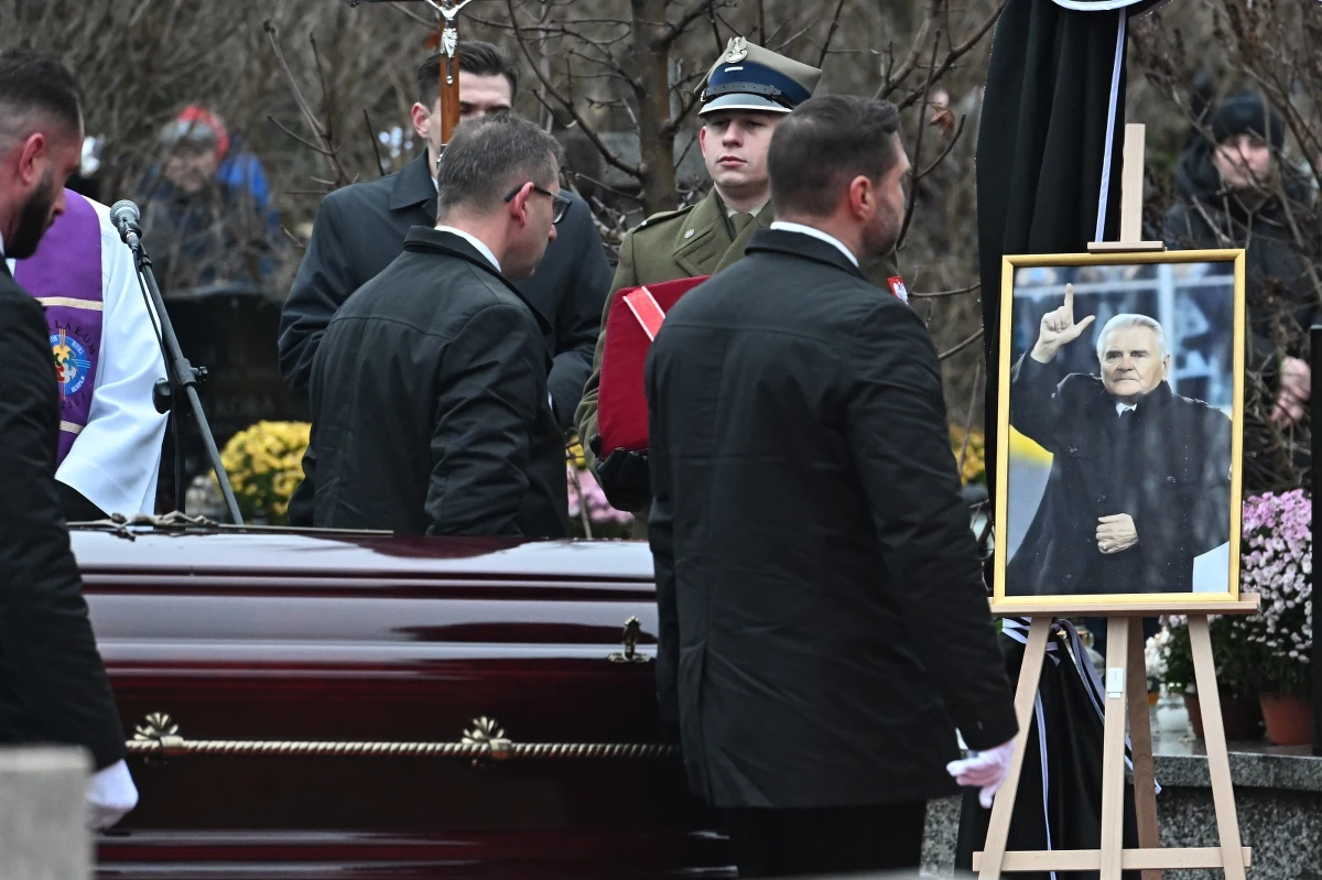 ​Były piłkarz reprezentacji Polski, zawodnik i trener Legii Warszawa, Lucjan Brychczy spoczął na Cmentarzu Wojskowym na Powązkach. Legendarną postać stołecznego klubu, związaną z nim przez 70 lat, żegnały tłumy kibiców, którzy skandowali: "Panie Lucjanie, szacunek zawsze zostanie".