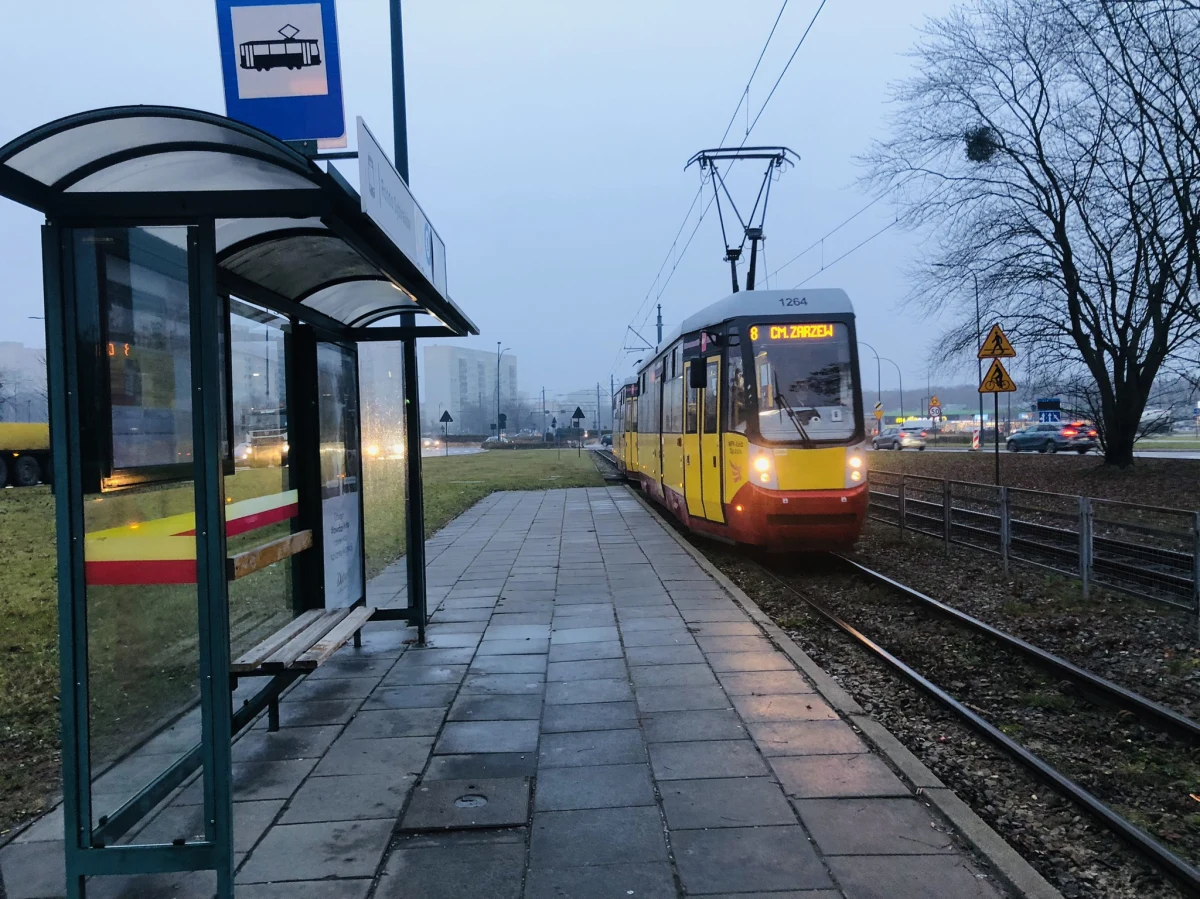 Po przerwie spowodowanej remontem torowiska, tramwaje wróciły na osiedle Zarzew w Łodzi. Zakończenie prac przywróciło bezpośrednie połączenie z ulicą Rokicińską, Puszkina i Przybyszewskiego. To ułatwia podróżowanie po dzielnicy Widzew.
