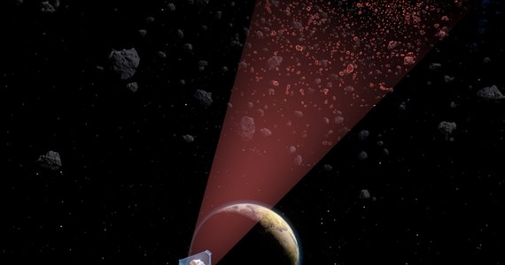 Astronomowie z Massachusetts Institute of Technology odkryli najmniejsze planetoidy, jakie kiedykolwiek udało się zaobserwować w tzw. głównym pasie, między orbitami Marsa i Jowisza. Na łamach czasopisma "Nature" opisali metodę pozwalającą obserwować w tym rejonie Układu Słonecznego kosmiczne skały o rozmiarach zaledwie 10 metrów. W głównym pasie planetoid krążą miliony obiektów, do tej pory byliśmy w stanie obserwować takie, których rozmiary nie były mniejsze od kilometra. Nowa metoda pomoże śledzić kosmiczne skały, które mogłyby w przyszłości wejść na trajektorię bliską Ziemi i doprowadzić do katastrofalnych skutków. Autorzy pracy zidentyfikowali 138 obiektów o rozmiarach od porównywalnych z autobusem do przypominających stadion. 