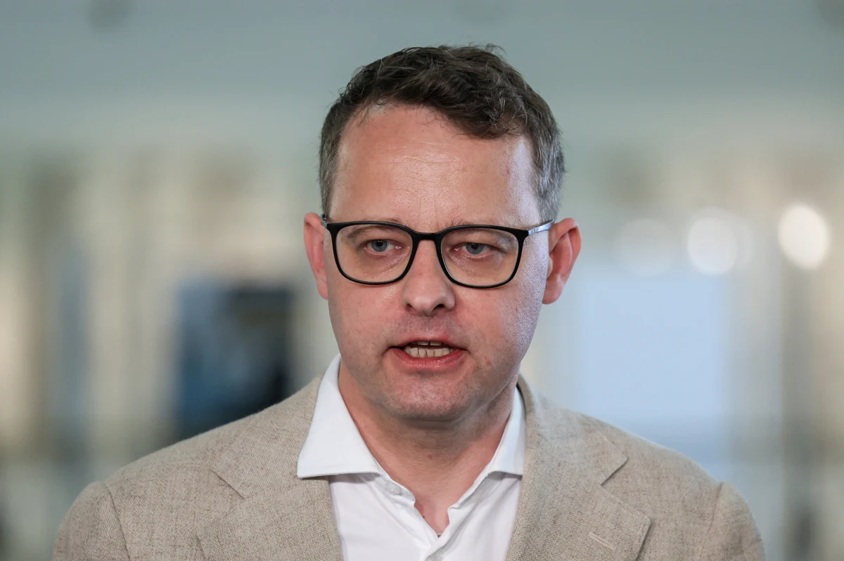 Były wiceminister sprawiedliwości, poseł PiS Marcin Romanowski ma trafić na trzy miesiące do aresztu. Taką decyzję podjął Sąd Rejonowy dla Warszawy-Mokotowa. Sam Romanowski nie stawił się w poniedziałek w sądzie.