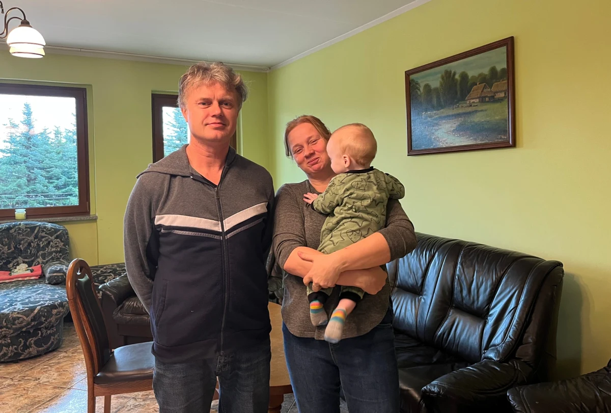 Są dobre wiadomości po interwencji RMF FM. Wojewoda opolska Monika Jurek zapewnia naszą dziennikarkę, że trwają poszukiwania działki, na której prowadzące rodzinny dom dziecka małżeństwo Cimermanów wybuduje nowy dom. Budynek powstanie przy wsparciu województwa, gminy Lewin Brzeski i stowarzyszenia "Zdrowie" z Brzegu, które prowadzi akcję zbiórki środków. Dom, w którym mieszkała rodzina, został zniszczony przez powódź. Chociaż od tragedii minęły trzy miesiące, rodzina nie ma gdzie się podziać.  