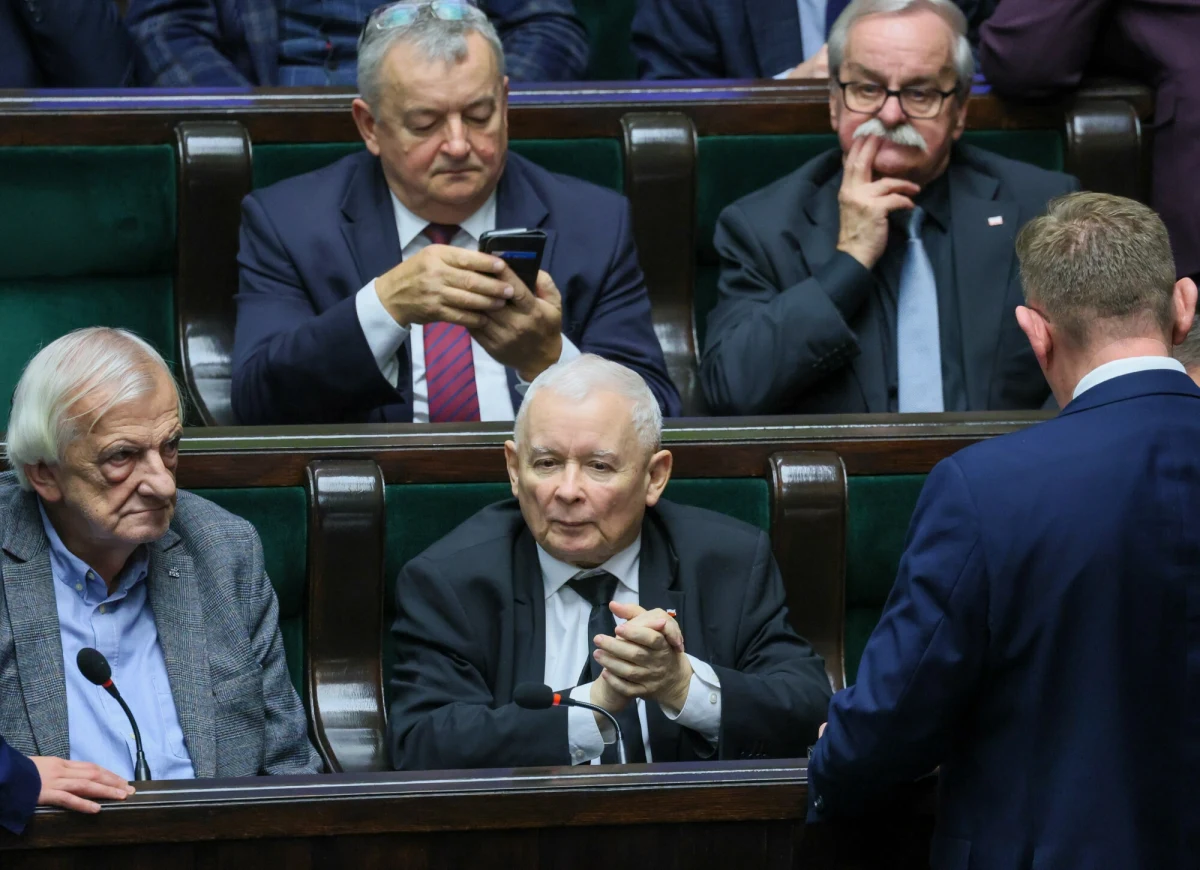Dwie główne siły polityczne mają niemal identyczne poparcie, ale minimalną przewagę ma PiS (34,8 proc.); druga w sondażu jest KO z poparciem 34,5 proc. - wynika z sondażu IBRiS dla "Rzeczpospolitej". Gazeta zauważa, że główne obozy polskiej sceny politycznej umacniają się kosztem mniejszych ugrupowań. Dziennik pisze też o słabym wyniku sondażowym partii Razem po jej odejściu z klubu Lewicy w Sejmie.