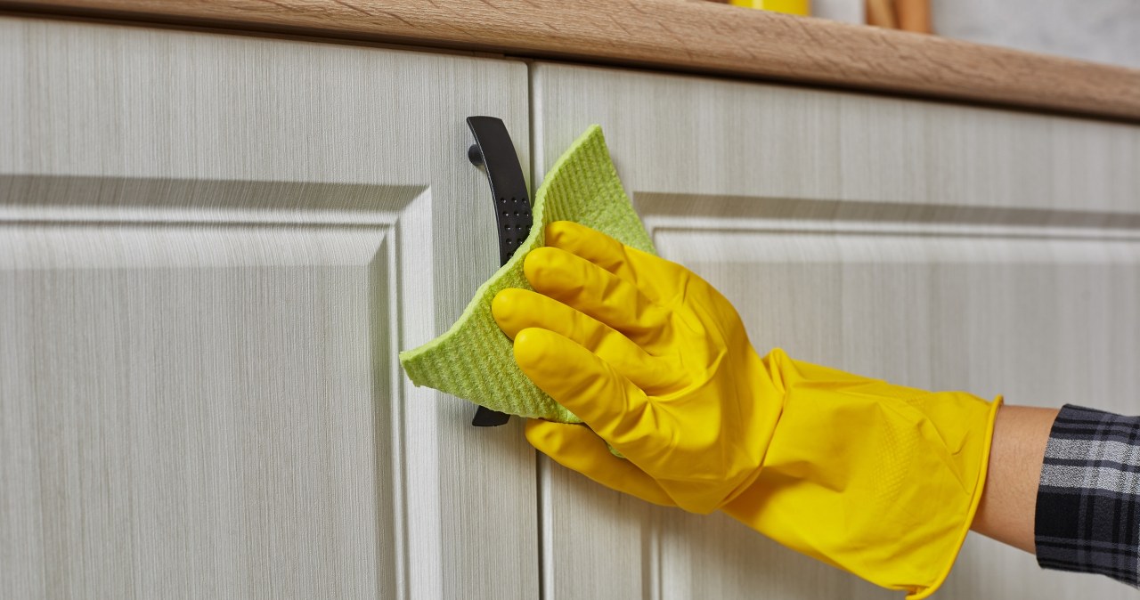 Tak usuniesz najtrudniejsze zabrudzenia z kuchennych szafek. Będą błyszczeć