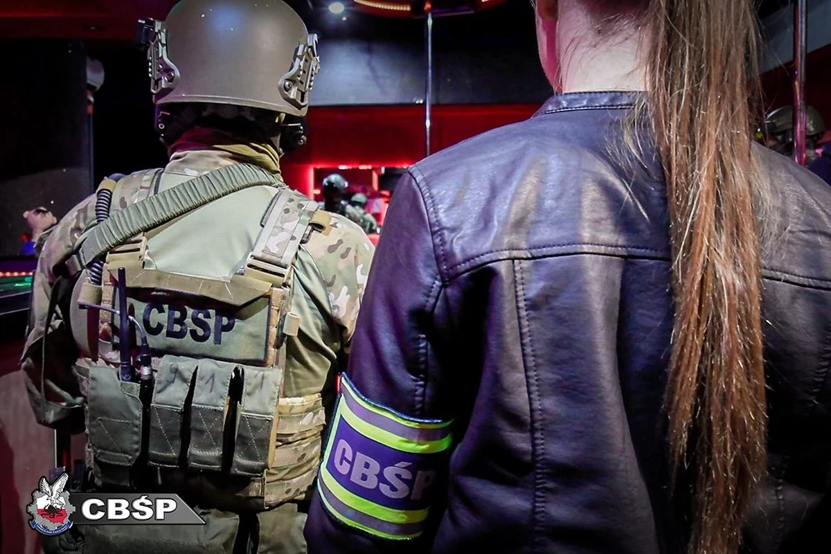 Cztery kobiety zatrzymali funkcjonariusze krakowskiego CBŚP w wielkim śledztwie dotyczącym oszustw i rozbojów w ekskluzywnych nocnych klubach. Podejrzane - według dolnośląskiego wydziału Prokuratury Krajowej - miały oszukać klientów na ponad 300 tysięcy złotych. 