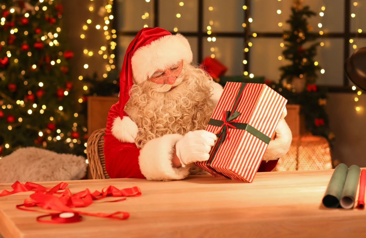 Kuriozalna propozycja w Rosji. Do Prokuratury Generalnej trafił wniosek o uznanie Świętego Mikołaja za zagranicznego agenta. Według pomysłodawcy, św. Mikołaj jest zbyt popularny w "nieprzyjaznych Rosji krajach" oraz zastępuje wizerunek "tradycyjnego Dziadka Mroza".