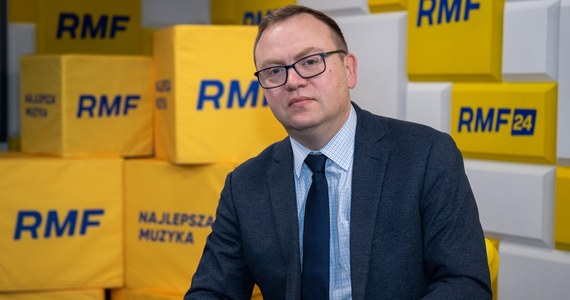 "Jeżeli Rosjanie nie mieliby tej trwającej trzy lata, wykrwawiającej ich (…) wojny przeciwko Ukrainie, byliby w stanie dużo bardziej wzmocnić Asada" – powiedział w Porannej rozmowie w RMF FM wicedyrektor Studium Europy Wschodniej Uniwersytetu Warszawskiego dr Adam Eberhardt, tłumacząc przyczyny klęski reżimu Baszara al-Asada. Ekspert wskazał, że obecnie w Syrii rządzą organizacje, które Unia Europejska i Stany Zjednoczone mają na liście organizacji terrorystycznych. Przyznał też, że nie wierzy, że wojna w Ukrainie skończy się w 2025 r.