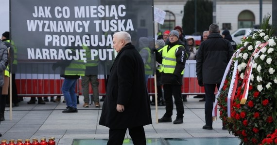 "W Smoleńsku doszło do zamachu dokonanego na zlecenie Putina" - mówił prezes PiS Jarosław Kaczyński podczas obchodów miesięcznicy katastrofy smoleńskiej. Ocenił też, że protestujący na pl. Piłsudskiego to "agentura Putina, wobec której nasze państwo jest ciągle bezradne".