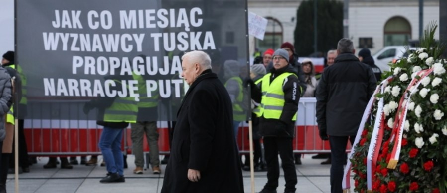 "W Smoleńsku doszło do zamachu dokonanego na zlecenie Putina" - mówił prezes PiS Jarosław Kaczyński podczas obchodów miesięcznicy katastrofy smoleńskiej. Ocenił też, że protestujący na pl. Piłsudskiego to "agentura Putina, wobec której nasze państwo jest ciągle bezradne".