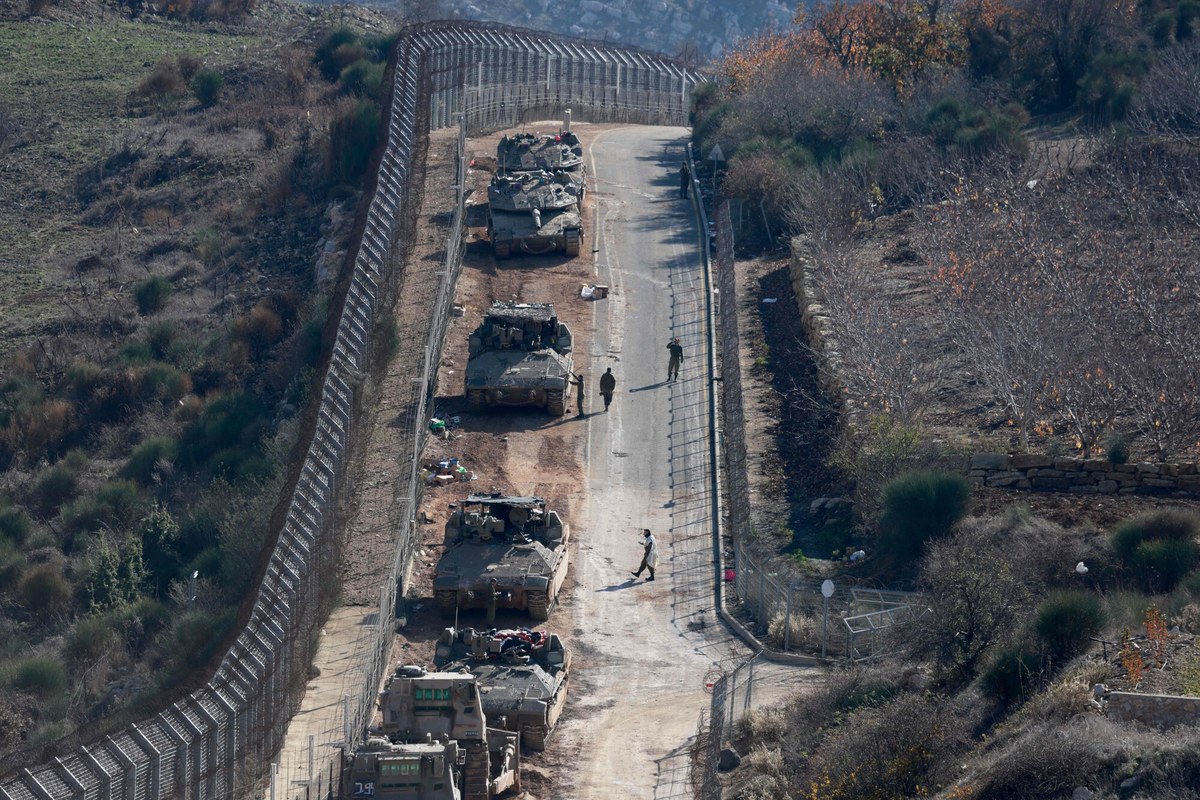 Izraelskie wojsko przekroczyło granicę strefy buforowej z Syrią i dotarło na odległość około 25 km od stolicy tego kraju, Damaszku - podał we wtorek Reuters, powołując się na źródła regionalne i syryjskie. Rzecznik armii Izraela temu zaprzecza, twierdzi, że ich siły nie opuściły strefy buforowej.