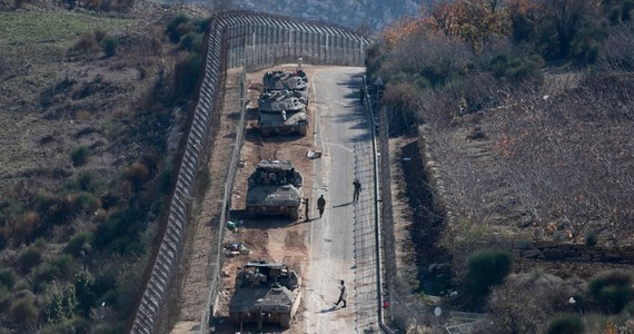 Izraelskie wojsko przekroczyło granicę strefy buforowej z Syrią i dotarło na odległość około 25 km od stolicy tego kraju, Damaszku - podał we wtorek Reuters, powołując się na źródła regionalne i syryjskie. Rzecznik armii Izraela temu zaprzecza, twierdzi, że ich siły nie opuściły strefy buforowej.