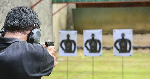 Pocisk wystrzelony przez policjanta podczas ćwiczeń na strzelnicy w miejscowości Nibork Drugi w Warmińsko-Mazurskiem trafił w głowę przechodzącą nieopodal kobietę - dowiedział się reporter RMF FM. Ranna kobieta trafiła do szpitala, jej życiu nie zagraża niebezpieczeństwo.