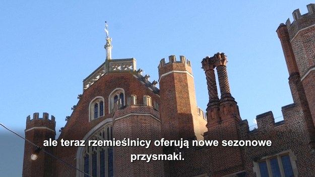 Odświętne jedzenie, dekoracje świąteczne i najróżniejsze atrakcje dla gości. Pałac królewski Henryka VIII – Hampton Court – wkracza w świąteczny nastrój. Otwarty tam jarmark bożonarodzeniowy oferuje jedzenie godne króla.