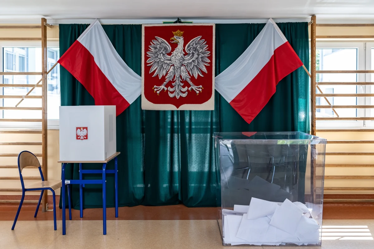 Wiele osób irytuje trwająca już rywalizacja kandydatów do prezydentury: odbywają się spotkania z wyborcami w terenie oraz widowiskowe konwencje partyjne, drukowane są tzw. bannery. Wszyscy doskonale wiedzą, że to, co nazywamy prekampanią, to ewidentnie część procesu wyborczego, tyle że nieoficjalna. Jako zjawiska nieujętego w żadnych przepisach nie można jej uznać za nielegalną.