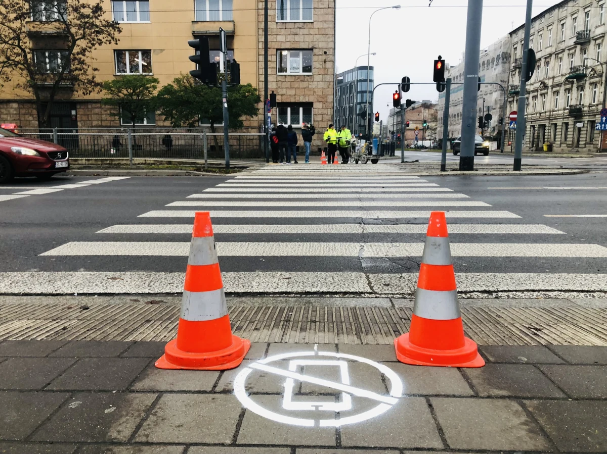 Grafika przekreślonego telefonu pojawiła się na chodniku przed przejściem dla pieszych przy al. Kościuszki w Łodzi. Ta akcja społeczna - "Odłóż telefon i żyj" - ma zwrócić uwagę, jak niebezpieczne jest przechodzenie przez jezdnię, gdy patrzymy w smartfona lub mamy na uszach słuchawki.