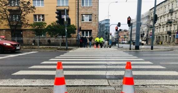 Grafika przekreślonego telefonu pojawiła się na chodniku przed przejściem dla pieszych przy al. Kościuszki w Łodzi. Ta akcja społeczna - "Odłóż telefon i żyj" - ma zwrócić uwagę, jak niebezpieczne jest przechodzenie przez jezdnię, gdy patrzymy w smartfona lub mamy na uszach słuchawki.