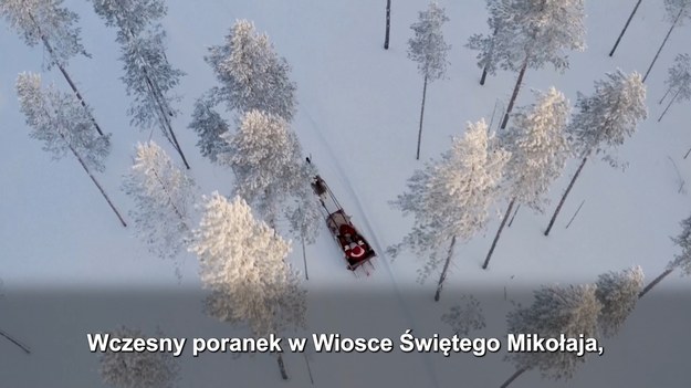 W Laponii, na skraju koła podbiegunowego Święty Mikołaj przygotowuje się do świątecznego sezonu. Do jego wioski, położonej niedaleko miasta Rovaniemi, przybywają tłumy turystów z całego świata. Nie przeszkadza im ani tłok, ani nawet mniej śniegu.