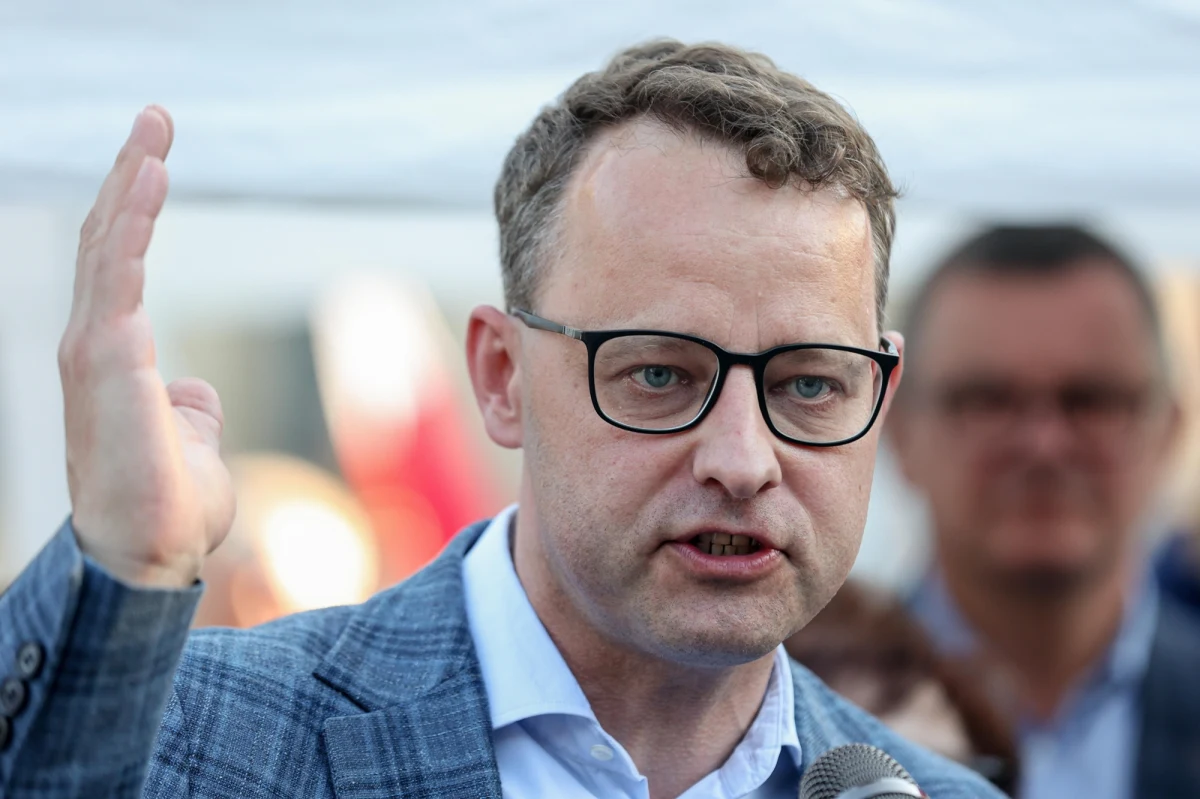 Policja otrzymała z prokuratury dokumenty dotyczące zatrzymania i doprowadzenia do aresztu byłego wiceministra sprawiedliwości Marcina Romanowskiego - dowiedział się reporter RMF FM Krzysztof Zasada. Sąd zdecydował wczoraj, że polityk podejrzany w aferze Funduszu Sprawiedliwości ma trafić do aresztu. 