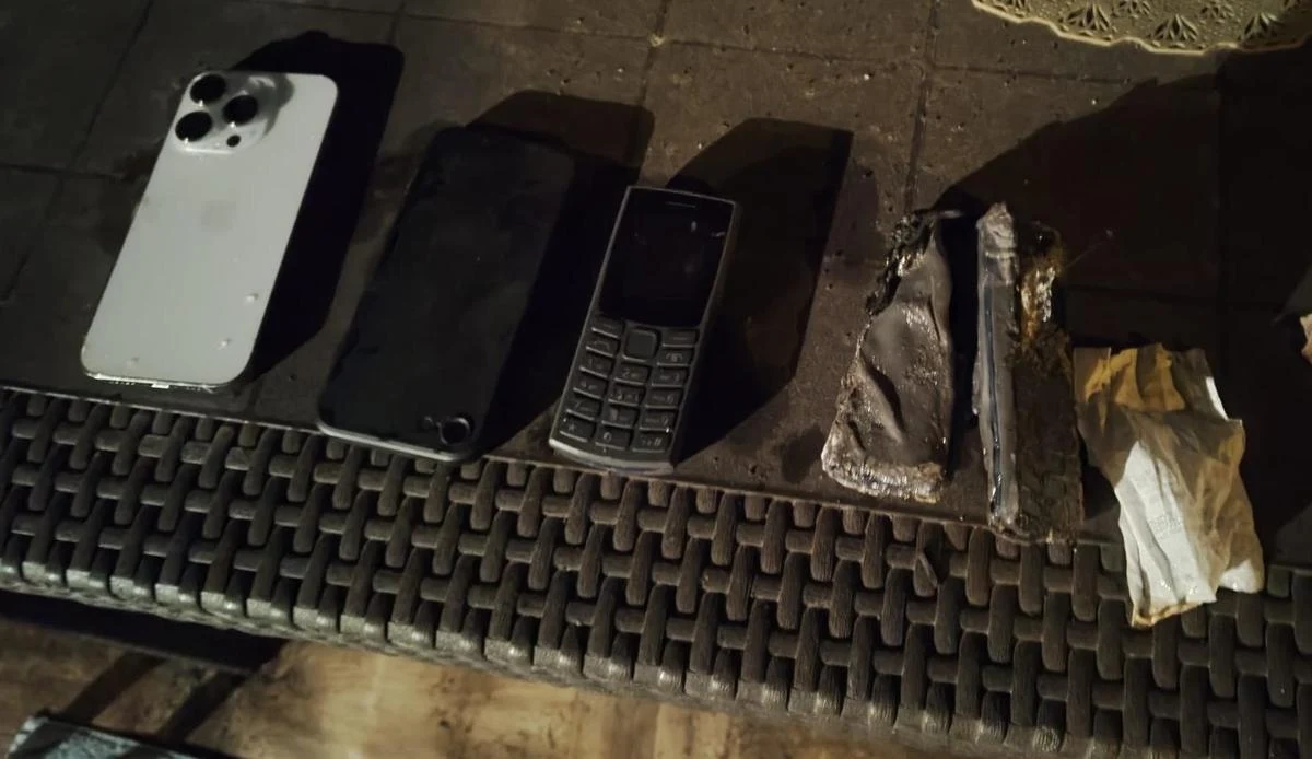 Wielkopolscy policjanci zatrzymali pięć osób podejrzanych o telefoniczne oszustwa, które wykraczały poza granice Polski. Oszuści mieli dzwonić do mieszkańców Szwajcarii, Belgii i Włoch i wyłudzać od nich pieniądze. Ich "centrala" miała znajdować się niedaleko Poznania. 