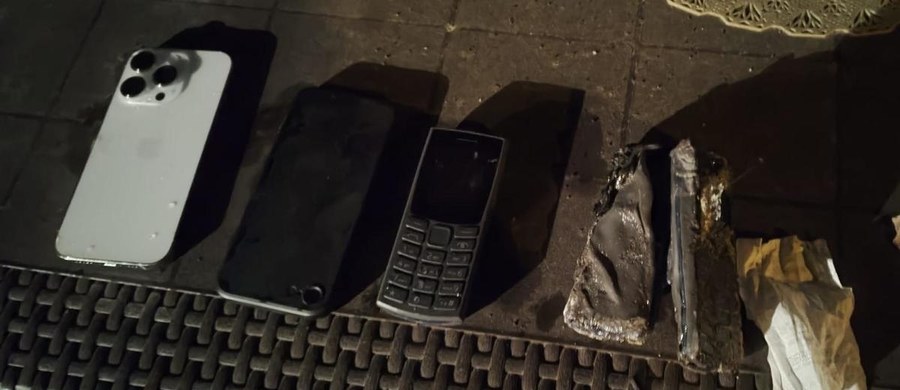 Wielkopolscy policjanci zatrzymali pięć osób podejrzanych o telefoniczne oszustwa, które wykraczały poza granice Polski. Oszuści mieli dzwonić do mieszkańców Szwajcarii, Belgii i Włoch i wyłudzać od nich pieniądze. Ich "centrala" miała znajdować się niedaleko Poznania. 