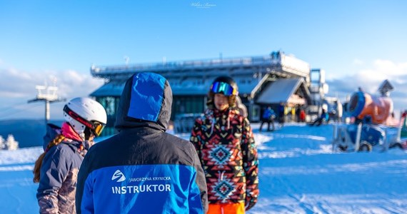 14 i 15 grudnia w krynickim ośrodku Grupy PKL na Jaworzynie odbędzie się uroczyste rozpoczęcie sezonu narciarskiego 2024/2025 w Małopolsce. Miłośnicy sportów zimowych poszusują w ten weekend na trasach nr 3, 6, 7 oraz żółwik – czynna będzie trasa pod gondolą ze szczytu Jaworzyny Krynickiej do stacji dolnej i strefy après-ski. W ramach otwarcia sezonu zarówno na stoku jak i na nowym tarasie przy stacji dolnej i strefie après-ski zaplanowano atrakcje serwowane przez Małopolskę i ośrodek narciarski Grupy PKL Jaworzyna Krynicka.