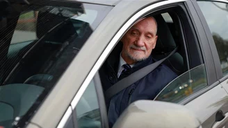 Macierewicz za kierownicą. Policja zatrzymała jego auto po miesięcznicy