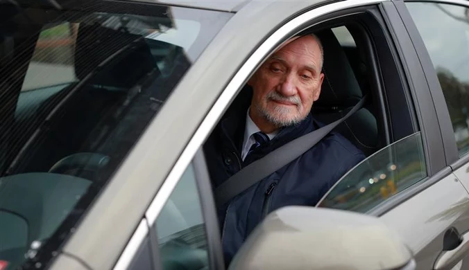 Macierewicz za kierownicą. Policja zatrzymała jego auto po miesięcznicy