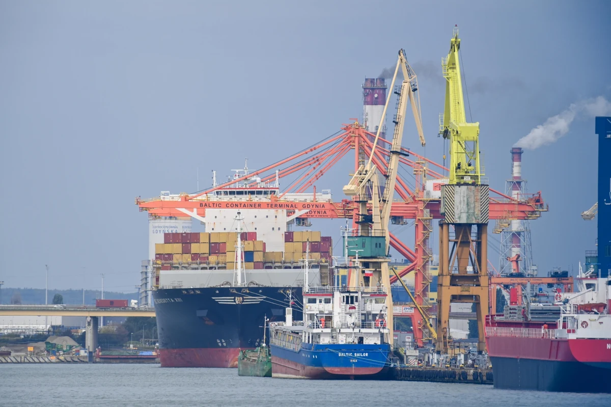 We wtorek odebraliśmy na Gorącą Linię RMF FM sygnały od słuchaczy o intensywnym zapachu w Gdyni w pobliżu portu. Możliwym powodem jest przeładunek śruty sojowej. Jak uspokajają przedstawiciele portu, tego rodzaju zapach nie jest niebezpieczny dla zdrowia. 