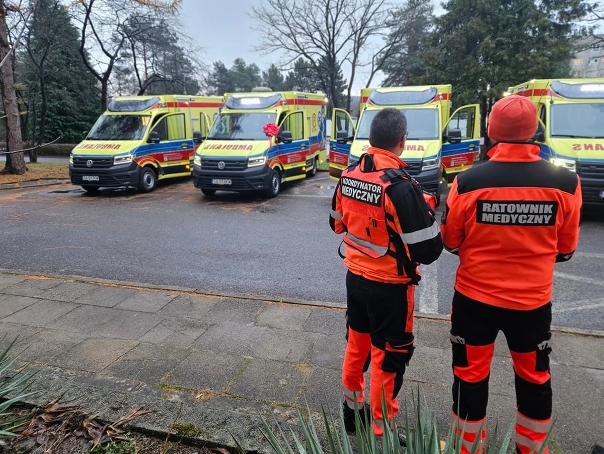 Cztery nowoczesne karetki trafiły do floty Szpitali Pomorskich. To jedne z pierwszych w kraju ambulansów w zabudowie kontenerowej. Zastąpią te najbardziej wysłużone. Nowe karetki kosztowały blisko 3 miliony złotych. 