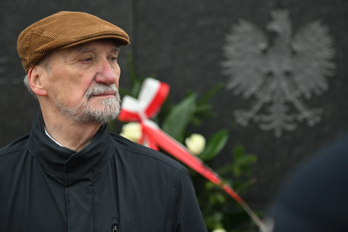 Poseł Prawa i Sprawiedliwości Antoni Macierewicz zasłonił się immunitetem, gdy prowadząc samochód, został zatrzymany w Warszawie do policyjnej kontroli.  

