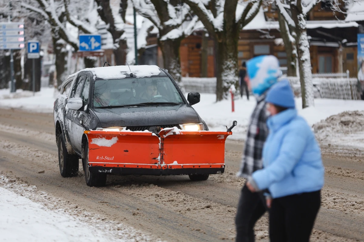 Instytut Meteorologii i Gospodarki Wodnej wydał ostrzeżenia I stopnia przed marznącymi opadami we wschodniej i południowo-wschodniej części kraju, a także ostrzeżenia I stopnia przed oblodzeniem na południu i intensywnymi opadami śniegu w rejonach podgórskich.
