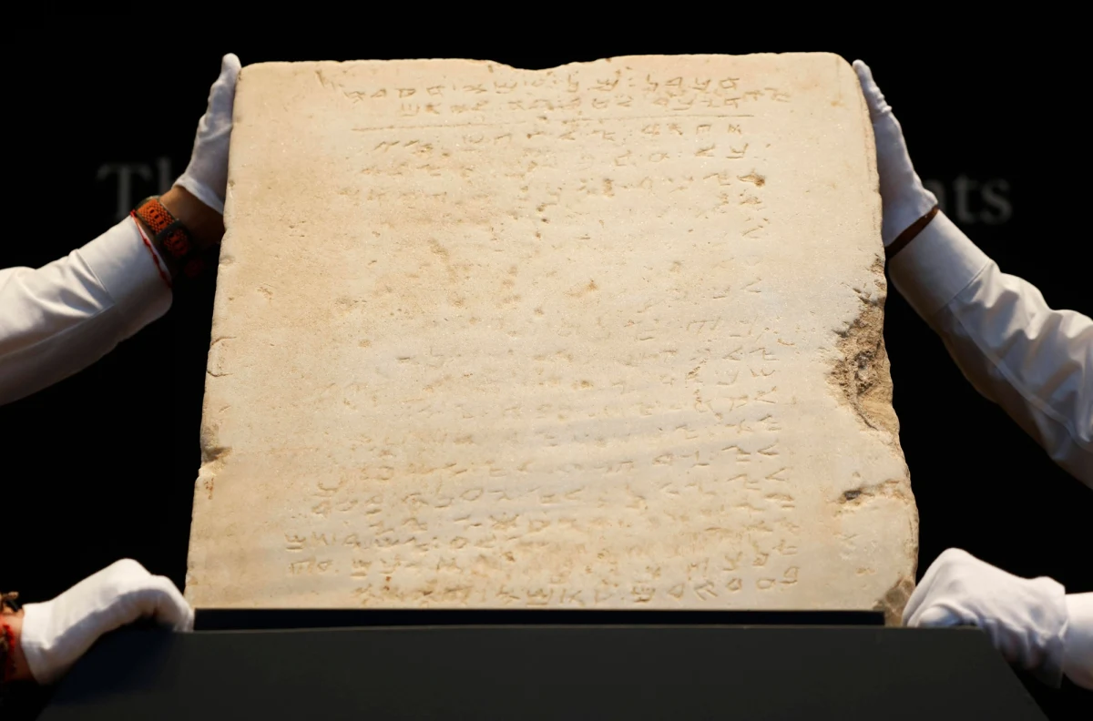 Najstarsza kamienna tablica z wyrytymi dziesięcioma przykazaniami wkrótce trafi na aukcję. Jest wyceniana na nawet 2 miliony dolarów. Została odkryta w 1913 roku podczas wykopalisk przy budowie kolei w pobliżu izraelskiego Jawne.