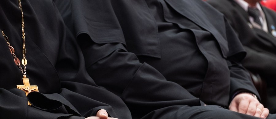 Dwa nowe zarzuty, dotyczące przestępstw seksualnych na szkodę dzieci, usłyszał ks. Jacek K. - jeden z duchownych z diecezji sosnowieckiej, podejrzanych w śledztwie prowadzonym przez Prokuraturę Okręgową w Sosnowcu. Obecnie śledczy zarzucają mu cztery takie przestępstwa.