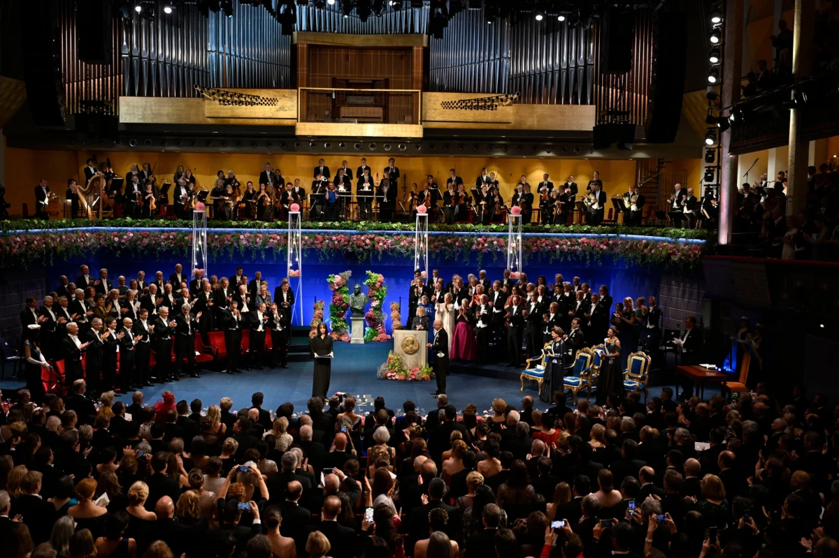 Tegoroczni laureaci Nagród Nobla w pięciu dziedzinach otrzymali z rąk króla Szwecji Karola XVI Gustawa złote medale oraz kaligrafowane dyplomy. Gościem specjalnym ceremonii w Sztokholmie była polska noblistka Olga Tokarczuk. Tego samego dnia wcześniej w Oslo Pokojową Nagrodę Nobla odebrali przedstawiciele japońskiej organizacji Nihon Hidankyo, zrzeszającej ocalałych z amerykańskich ataków atomowych na Hiroszimę i Nagasaki.