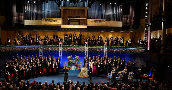 Tegoroczni laureaci Nagród Nobla w pięciu dziedzinach otrzymali z rąk króla Szwecji Karola XVI Gustawa złote medale oraz kaligrafowane dyplomy. Gościem specjalnym ceremonii w Sztokholmie była polska noblistka Olga Tokarczuk. Tego samego dnia wcześniej w Oslo Pokojową Nagrodę Nobla odebrali przedstawiciele japońskiej organizacji Nihon Hidankyo, zrzeszającej ocalałych z amerykańskich ataków atomowych na Hiroszimę i Nagasaki.