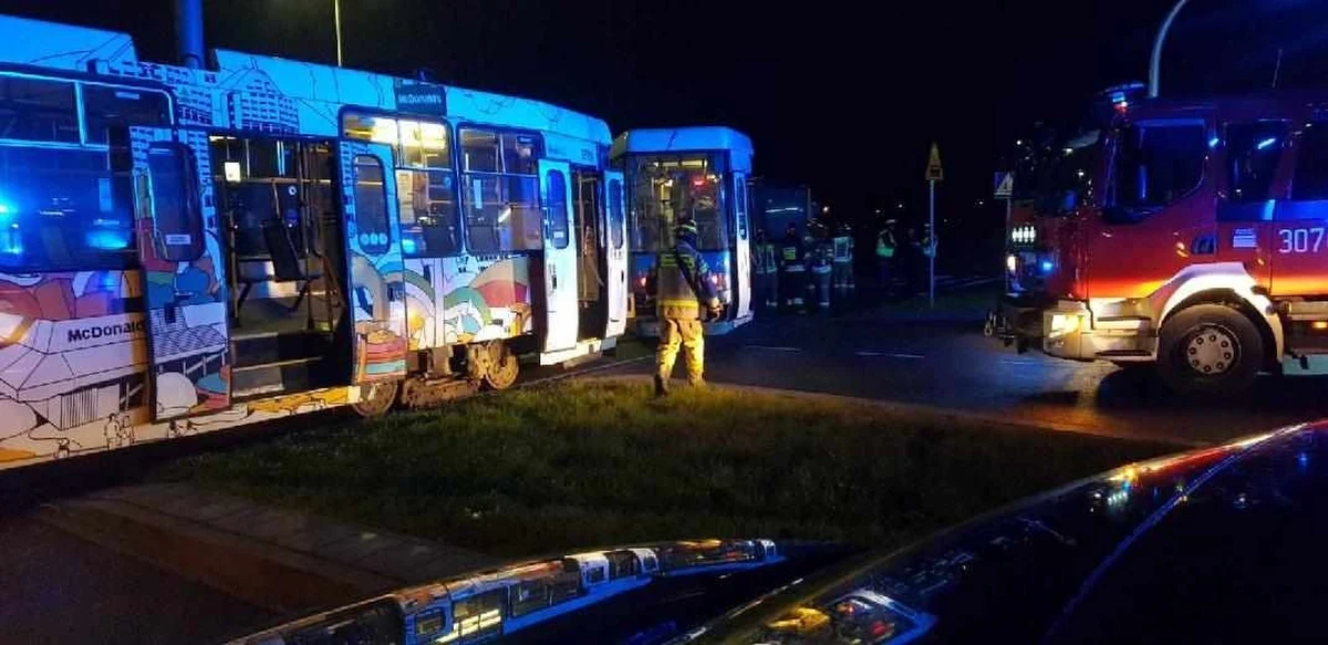 Na skrzyżowaniu ulic Fieldorfa, Kosmonautów i 11 Listopada we Wrocławiu tramwaj linii nr 10 zderzył się z autobusem linii nr 7. Cztery osoby zostały ranne. W kierunku ul. 11 Listopada ruch był zablokowany do godz. ok. 21.