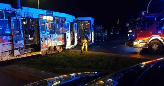 Na skrzyżowaniu ulic Fieldorfa, Kosmonautów i 11 Listopada we Wrocławiu tramwaj linii nr 10 zderzył się z autobusem linii nr 7. Cztery osoby zostały ranne. W kierunku ul. 11 Listopada ruch był zablokowany do godz. ok. 21.