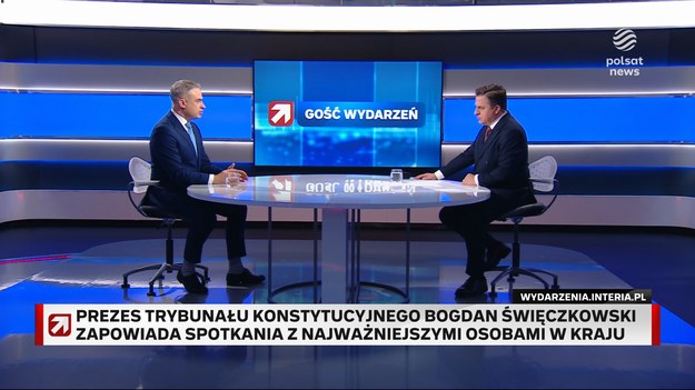 Krzysztof Gawkowski na pytanie o powołanie nowego prezesa TK, znajomego Zbigniewa Ziobry Bogdana Święczkowskiego - przyznał, ze jest rozbawiony. - Przez jakiś czas poseł PiS, jedynka PiS z list, prokurator krajowy, osoba najbliższa Ziobrze... Dziś mam wrażenie że pan prezydent pluje w twarz niezależnym sędziom i prokuratorom, całemu wymiarowi sprawiedliwości, mówiąc: "mam was gdzieś, mają rządzić swoi" - ocenił wicepremier. Święczkowski wcześniej zaapelował, że chce podjąć próbę kontakty z premierem, marszałkami Sejmu i Senatu czy prezesem NBP. - Nikomu bym nie rekomendował spotykać się z obecnymi przedstawicielami TK, bo tam nie ma wiary w to, co powinno być przewodnikiem, czyli w konstytucję, tylko w utrzymanie wpływów PiS w instytucjach państwa - argumentował gość programu. Krzysztof Gawkowski był także pytany o obszar swoich ministerialnych kompetencji, a dokładnie decyzję władz w Australii o zakazie korzystania z mediów społecznościowych przez dzieci w wieku poniżej 16 lat. - Jeszcze w tym tygodniu będziemy przedstawiali pierwsze akty legislacyjne, pokazujące, jak chcemy ograniczyć dostęp do nielegalnych czy szkodliwych treści, do patostreamów - mówił polityk Lewicy, doprecyzowując, że chodzi o zagrożenie dla nieletnich.