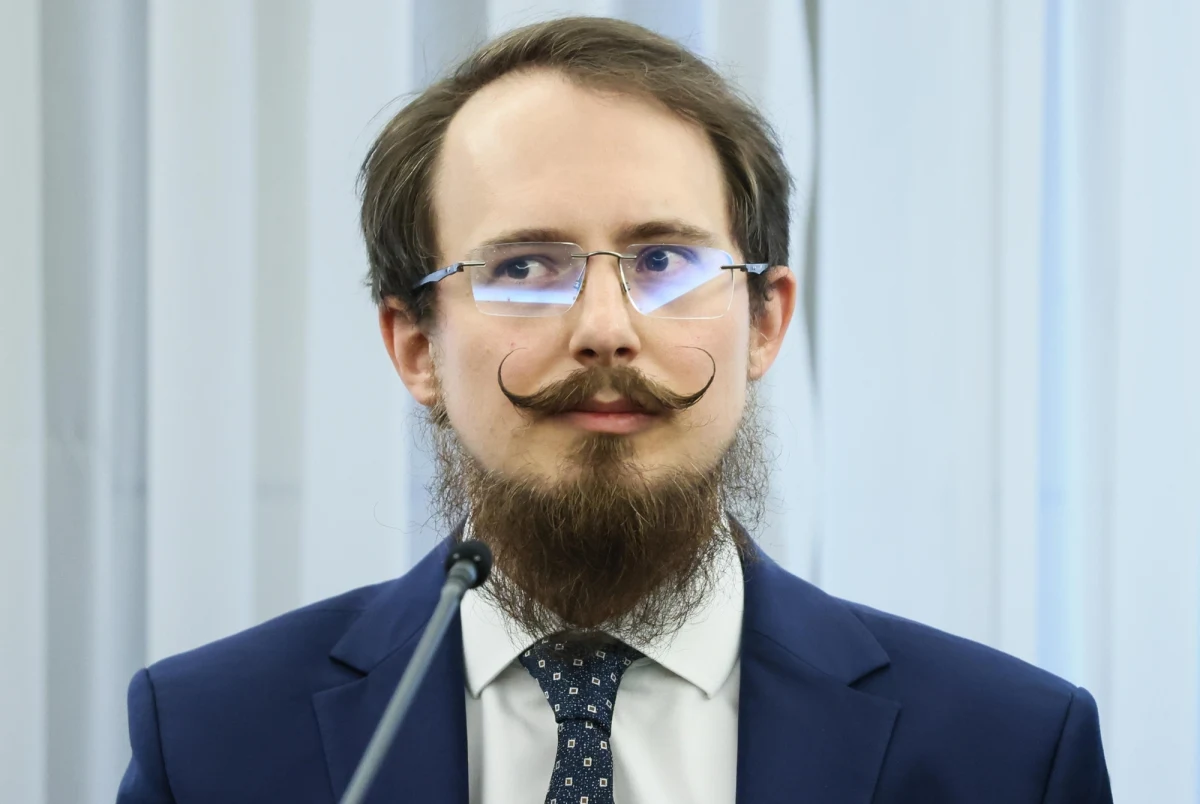 "Bez zgody Zbigniewa Ziobry lub jego lenników żadna znacząca dotacja z Funduszu Sprawiedliwości nie mogła być przyznana" - ocenił Tomasz Mraz, b. dyrektor Departamentu Funduszu Sprawiedliwości. "Krojenie tortu miało się odbywać, jak już będzie wiadomo, że tort dostaną ci, którzy mają go dostać" - mówił. Stwierdził, że Ziobro był niewątpliwie "władcą feudalnym, który władał nad Funduszem Sprawiedliwości i Ministerstwem Sprawiedliwości".