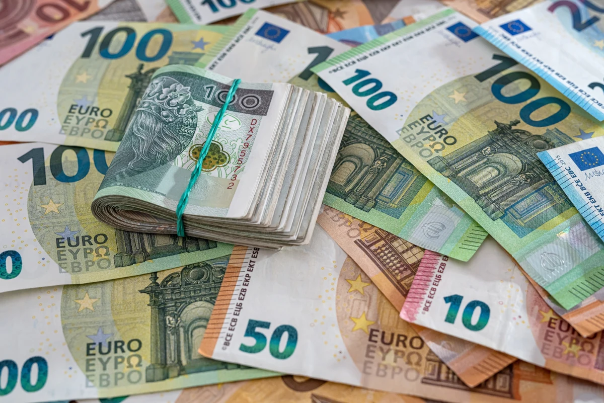 Polskie władze nie przekonały na razie Brukseli w sprawie alternatyw dla oskładkowania umów śmieciowych - dowiedziała się dziennikarka RMF FM. Opóźni się więc wypłata ponad 7 mld euro z KPO z wniosku, który Polska złoży pod koniec miesiąca. W najbliższych dniach trafi jednak do Polski 9,4 mld z wniosku złożonego w marcu.