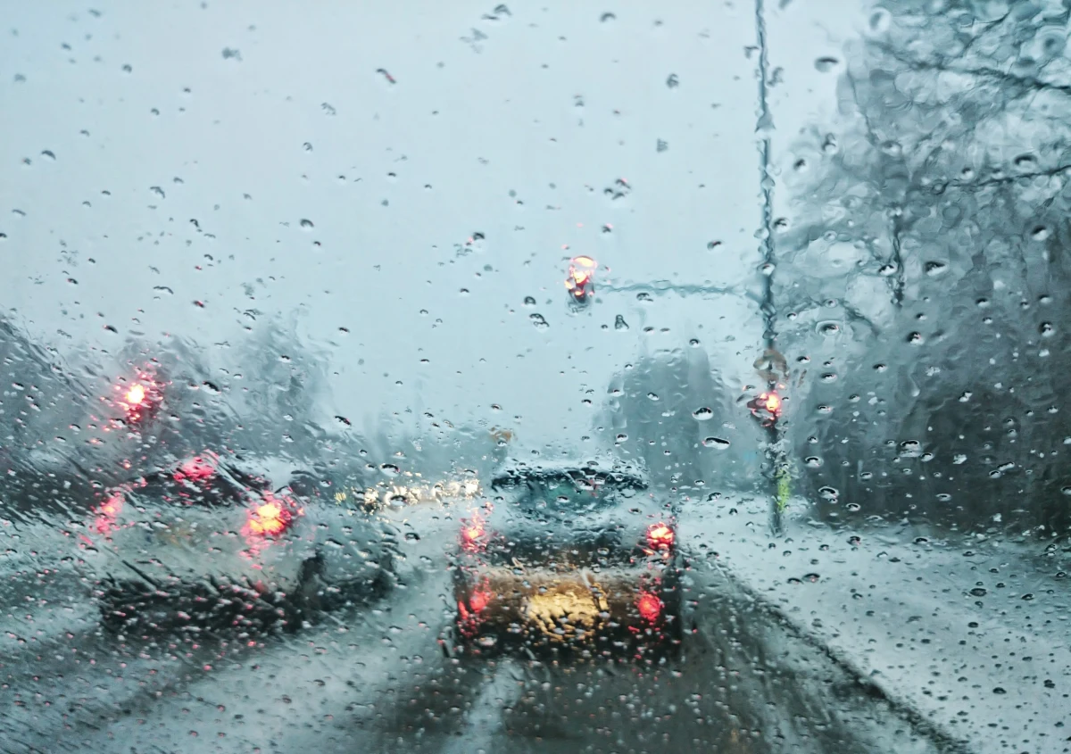 Kierowcy powinni być szczególnie uważni. Na drogach będzie bowiem bardzo ślisko. Instytut Meteorologii i Gospodarki Wodnej wydał ostrzeżenia I stopnia przed marznącymi opadami deszczu lub mżawki, które spowodują gołoledź. Alerty dotyczą wschodu i południa Polski.