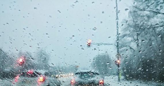 Kierowcy powinni być szczególnie uważni. Na drogach będzie bowiem bardzo ślisko. Instytut Meteorologii i Gospodarki Wodnej wydał ostrzeżenia I stopnia przed marznącymi opadami deszczu lub mżawki, które spowodują gołoledź. Alerty dotyczą wschodu i południa Polski.