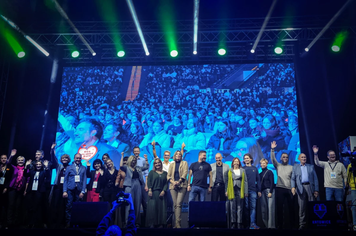 W katowickim Spodku obyło się Śląskie Forum Młodych BO NOWE JEST NADZIEJĄ poświęcone donacji i transplantacji narządów. Z młodzieżą 47 szkół ponadpodstawowych województwa śląskiego spotkali się lekarze, koordynatorzy transplantacyjni oraz osoby, które dzięki przeszczepieniu dostały drugie życie. Wielkie brawa przywitały na scenie lidera zespołu FEEL Piotra Kupichę, który opowiadał o swoich doświadczeniach z udziału w ważnych akcjach społecznych.