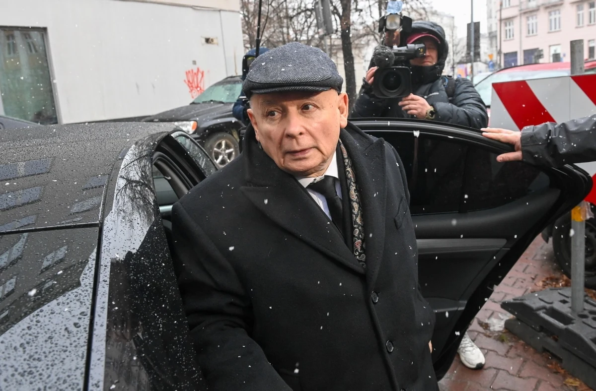 Dwie godziny trwało przesłuchanie Jarosława Kaczyńskiego w Prokuraturze Okręgowej w Warszawie. Prezes PiS zeznawał w charakterze świadka w sprawie dotyczącej jego listu do ówczesnego ministra sprawiedliwości Zbigniewa Ziobry. Chodziło o wydawanie pieniędzy z Funduszu Sprawiedliwości.