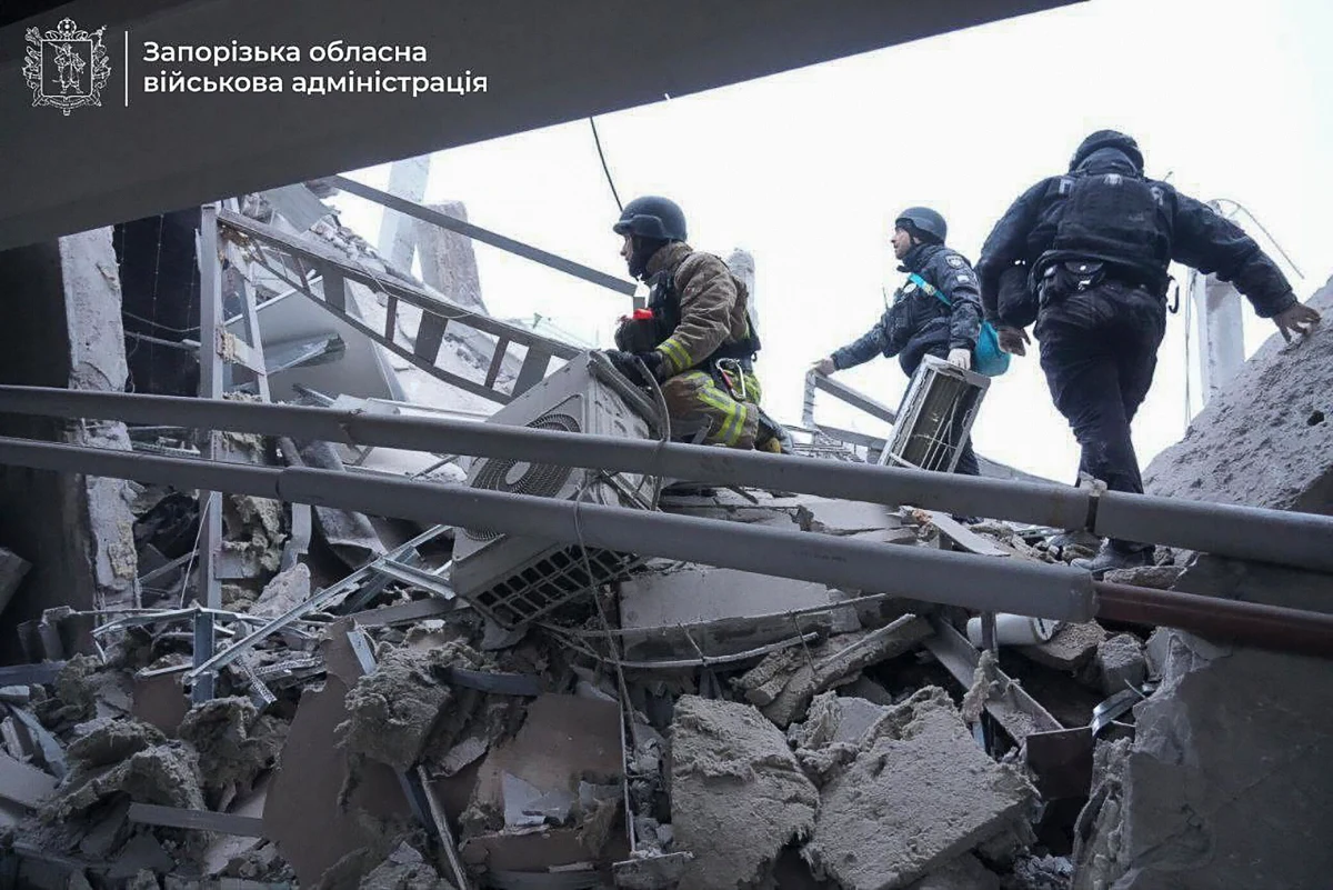 Liczba ofiar śmiertelnych rosyjskiego ataku rakietowego, który we wtorek zniszczył klinikę w Zaporożu, wzrosła do 6, według niektórych źródeł do 7. "Cztery kolejne osoby pozostają pod gruzami" - przekazały w środę ukraińskie służby ratunkowe.