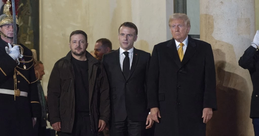 Wołodymyr Zełenski, Emmanuel Macron i Donald Trump po rozmowach trójstronnych w Paryżu