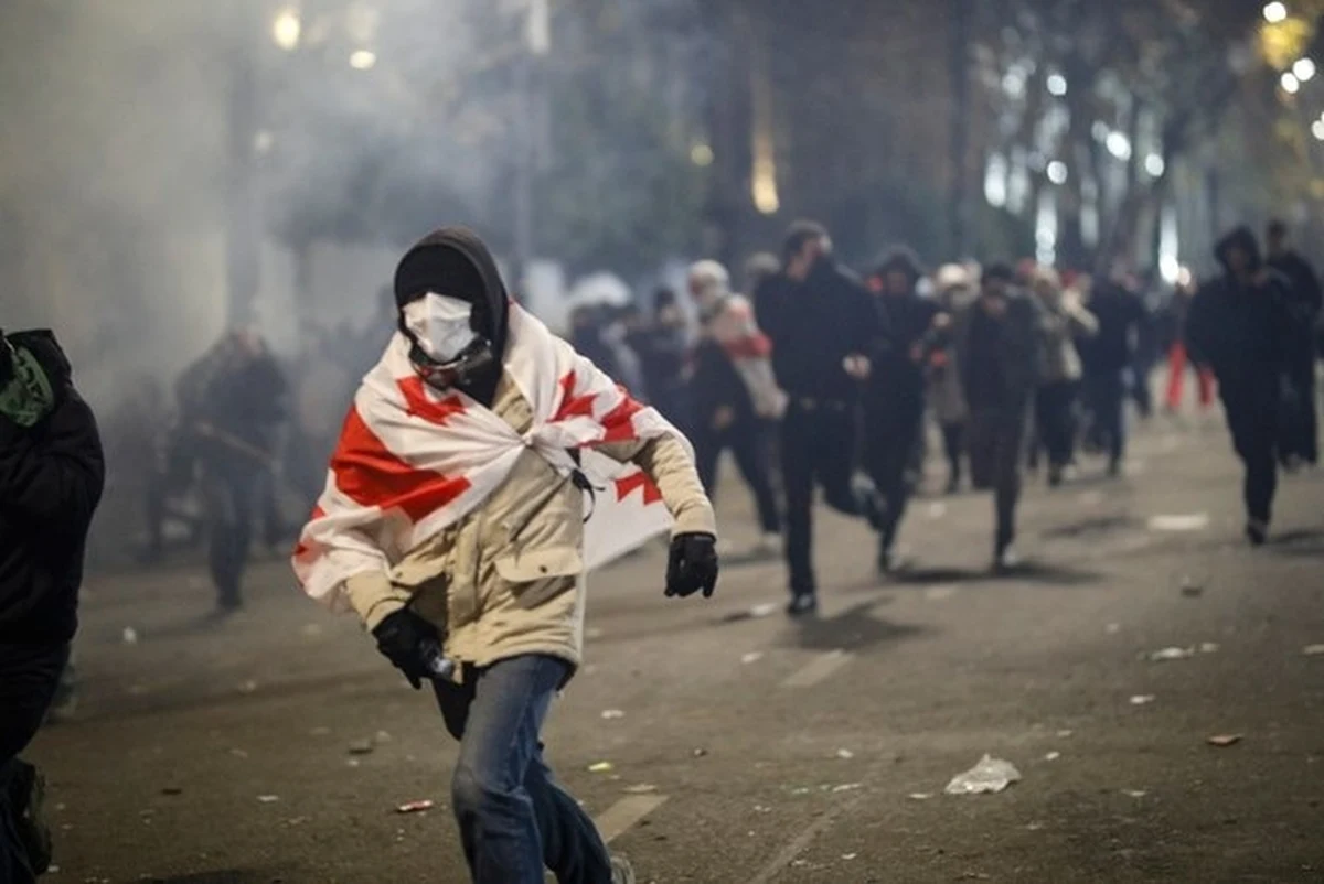 Już ponad 400 uczestników antyrządowych protestów zostało zatrzymanych przez siły bezpieczeństwa - podaje Reuters. Gruzini demonstrują od 28 listopada, sprzeciwiając się zawieszeniu przez władze rozmów o wstąpieniu kraju do UE. Ostatnie demonstracje były spokojniejsze, ale służby szykują się na weekend, kiedy to ma zostać wybrany nowy prezydent Gruzji.