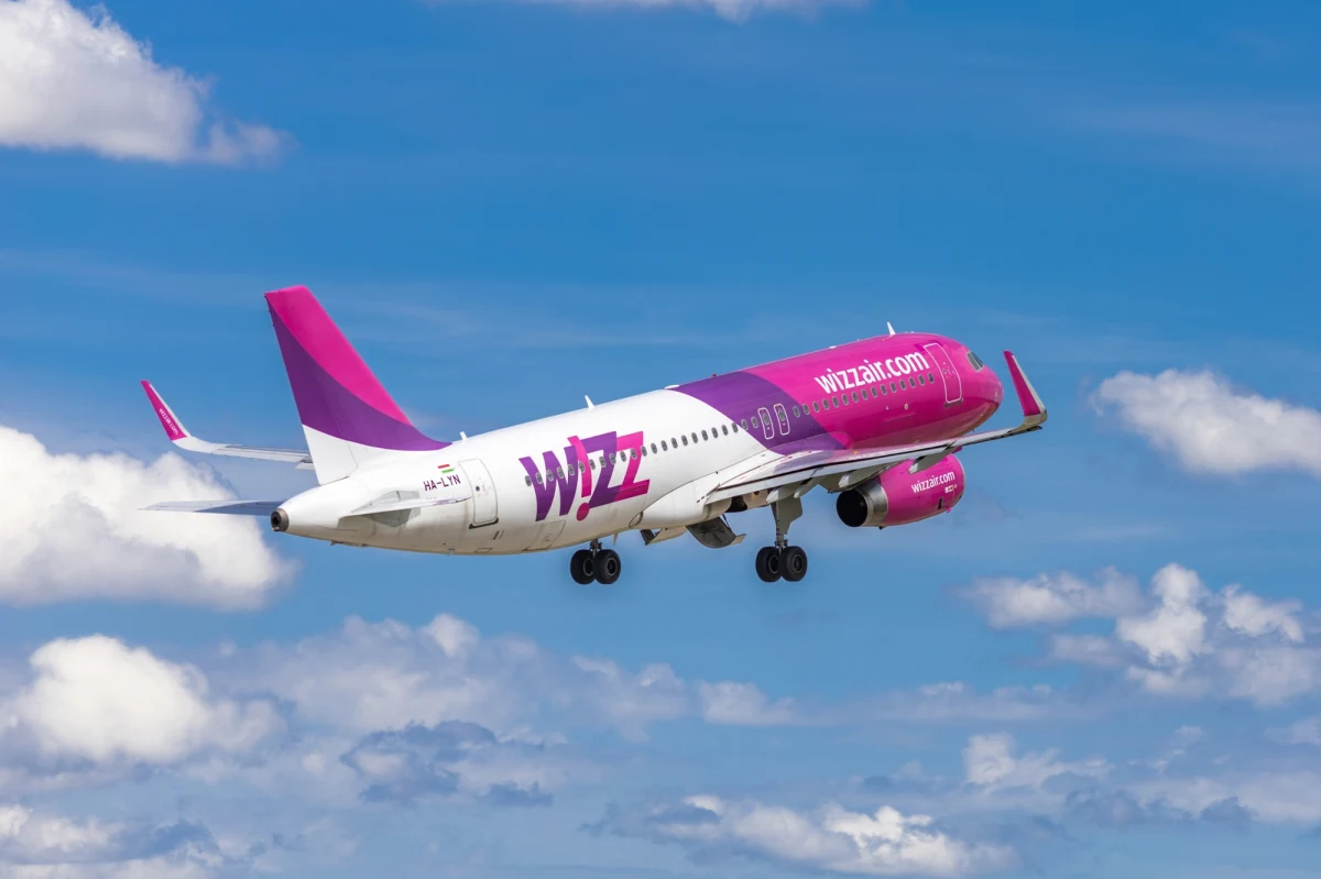 Linie lotnicze Wizz Air usłyszały zarzuty ze strony prezesa Urzędu Ochrony Konkurencji i Konsumentów. Węgierski przewoźnik miał naruszać interesy konsumentów, nie odpowiadając na reklamacje bagażowe w terminie 14 dni i wprowadzając ich w błąd.