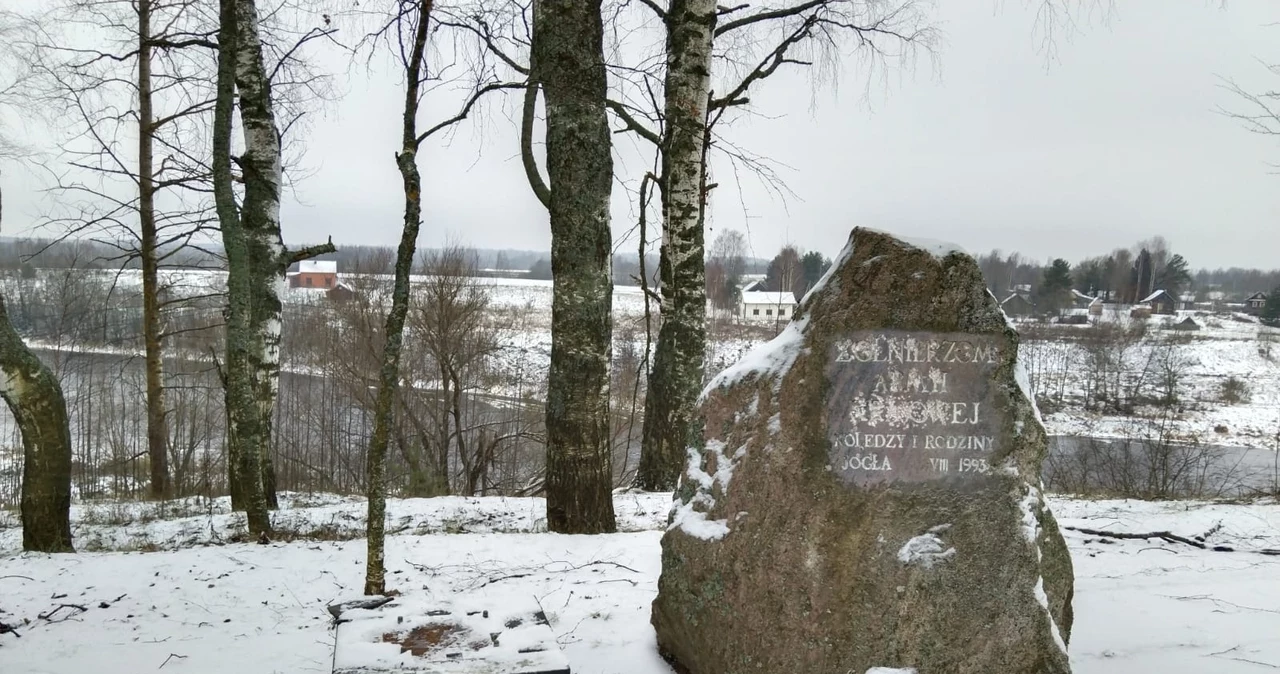 Zdewastowany pomnik i krzyż w Borowiczach-Jogle (grudzień 2024)