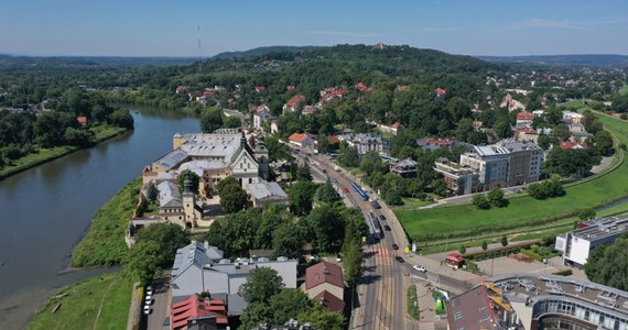 Jest kilkudniowe opóźnienie. 21 grudnia planowane jest wznowienie kursowania tramwajów po wyremontowanych ulicach Zwierzynieckiej i Kościuszki w centrum Krakowa. W tym samym dniu ulica Kościuszki zostanie udostępniona dla ruchu samochodowego – podał w środę Zarząd Dróg Miasta Krakowa.